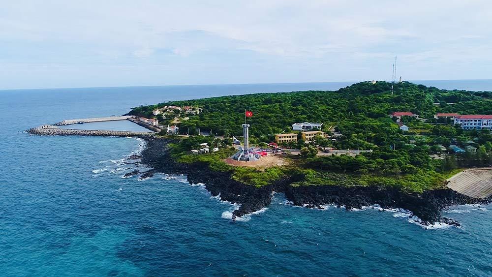 Đảo Cồn Cỏ với vẻ đẹp hoang sơ cùng giá trị lịch sử sâu sắc.
